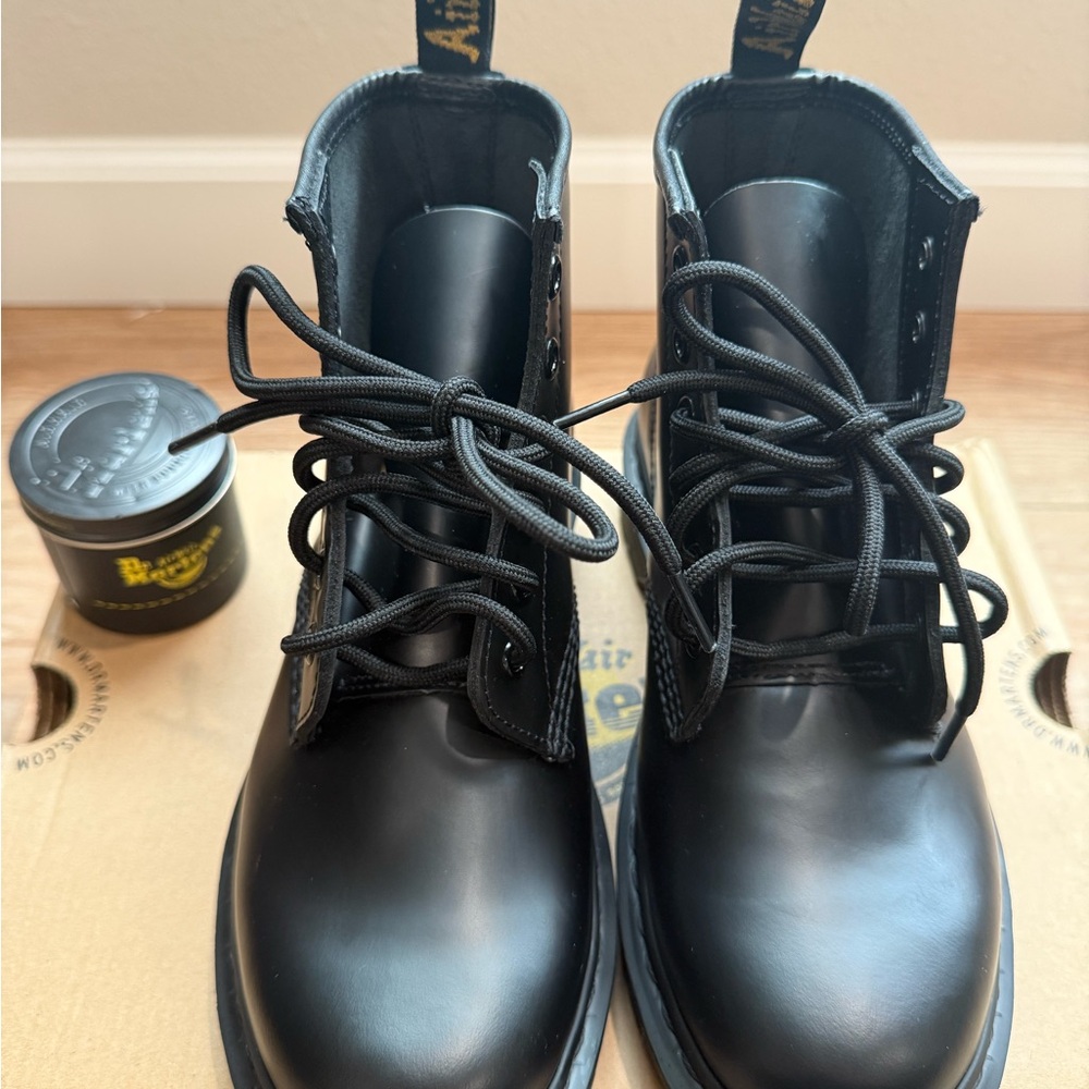 Dr Martens 6-eye leather boots NEW size 6 women DETAILS IN DESCRIPTION!